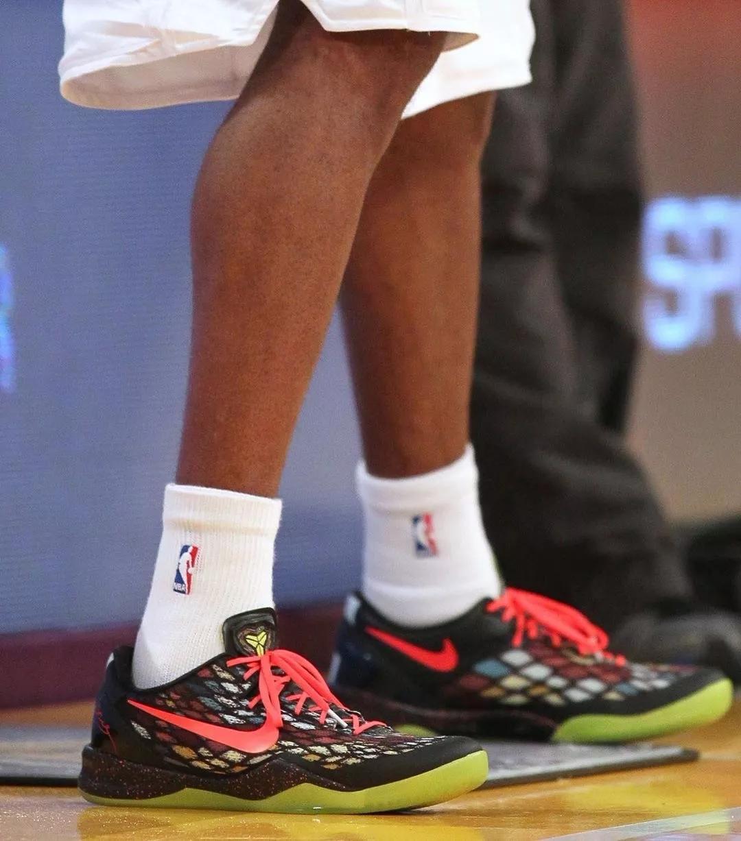 科比生涯最高分穿什么鞋,科比五名人堂配色nba上脚