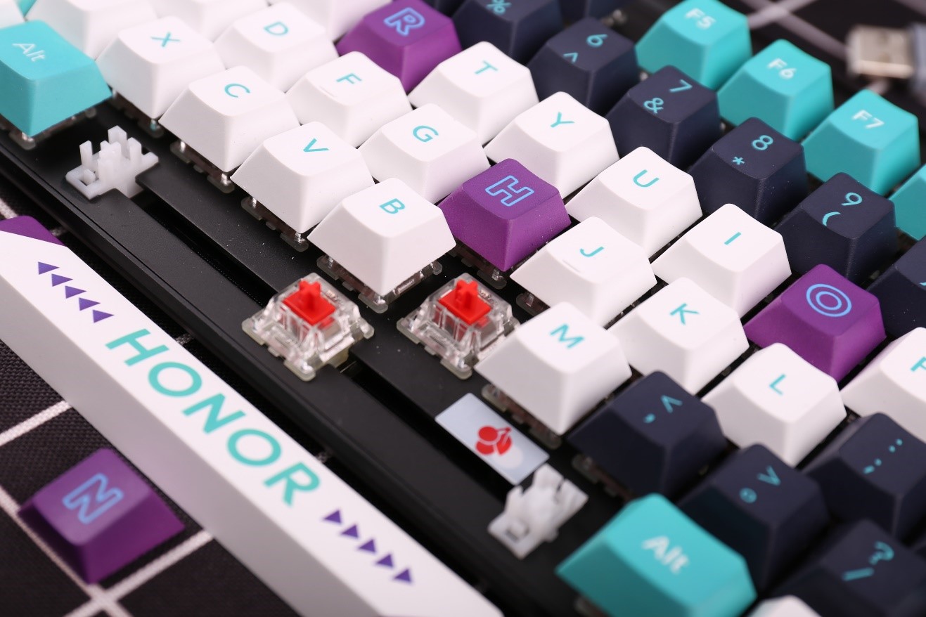 荣耀联名cherry推出电竞机械键盘,樱桃x荣耀联名键盘价格