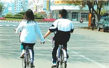 女儿身上有吻痕,女儿脖子上有黑色纹