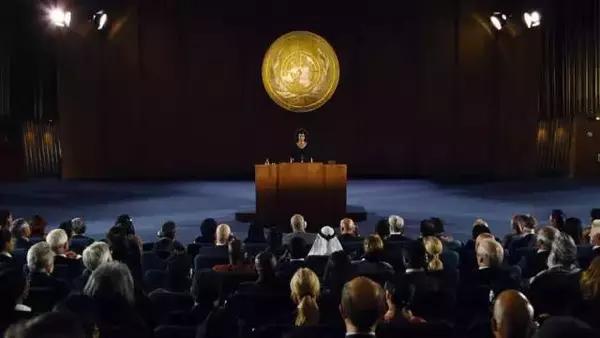 她4岁被*暴强**，5岁被割生殖器，13岁嫁60岁老头，22岁时惊艳世界