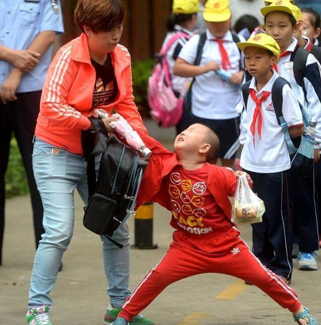 坏妈妈,我打死你!妈妈“懦弱”应对,快速结束“诅咒敏感期”