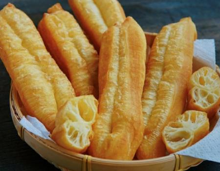 炸油条不用小苏打的家常做法,家庭最简单炸油条不用酵母粉