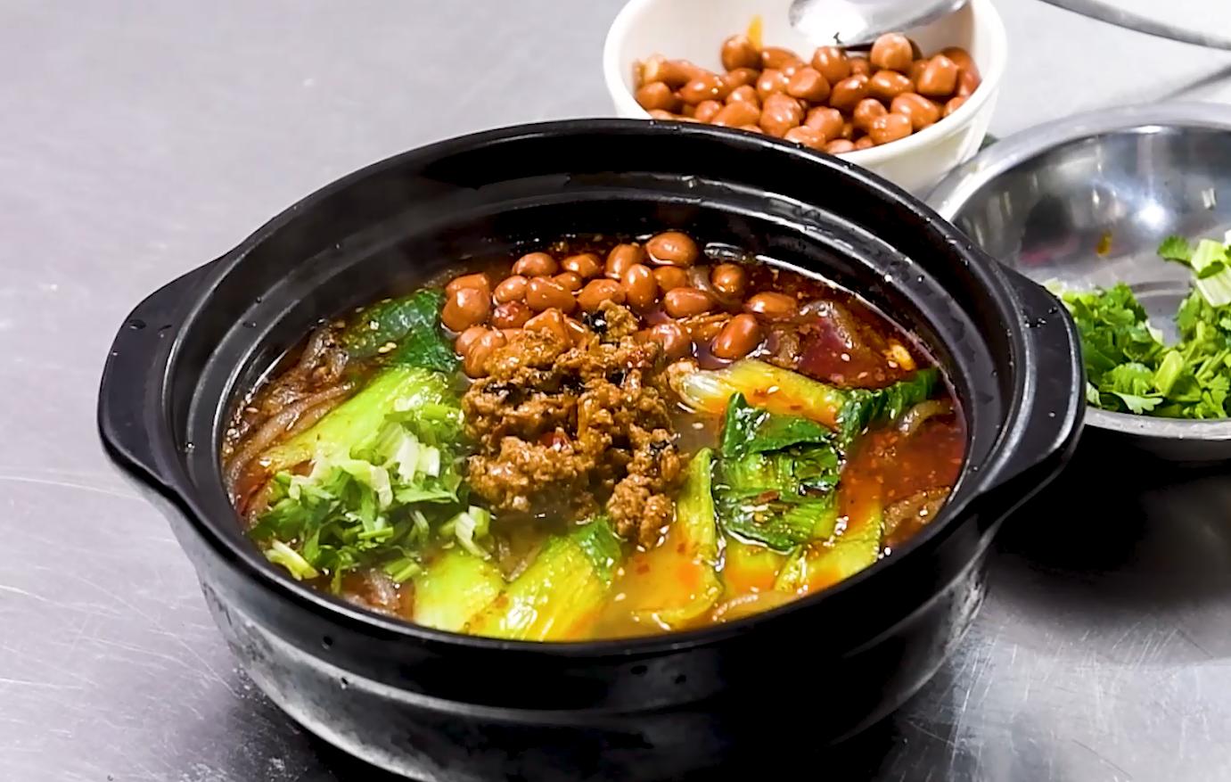 正宗的酸辣粉配方制作视频,酸辣粉的做法大全视频播放