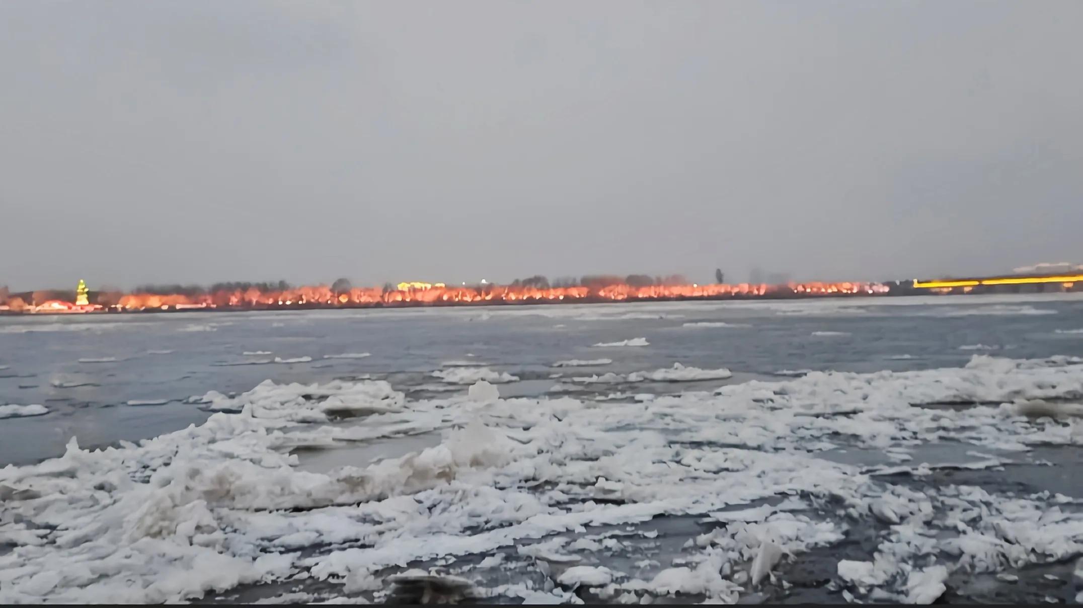 佳木斯松花江跑冰排视频,看哈尔滨松花江冰排最佳位置