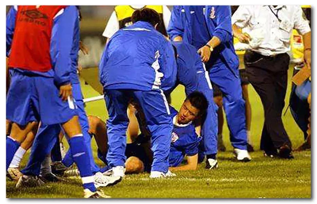 足球场上吐痰不怕滑铲弄到身上吗,为啥足球运动员吐痰