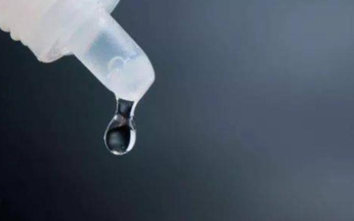 刚满月小狗老是吐白沫正常吗,满月的小狗眼睛有泪痕