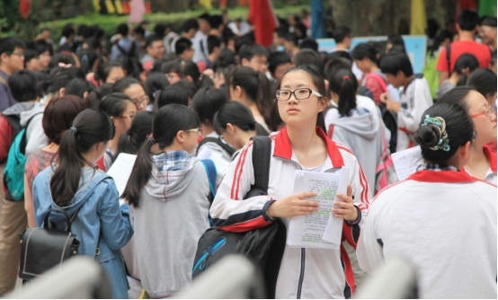 读二本是什么体验？沉默的二本学生道出真相：毕业就是基层打工人