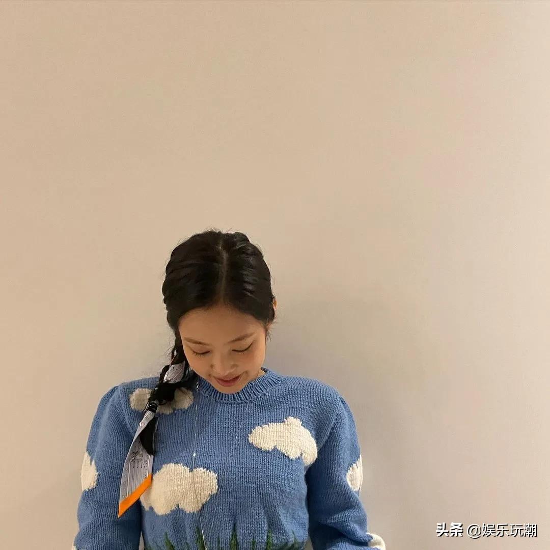 jennie生日应援视频,jennie生日收到粉丝给的白玫瑰