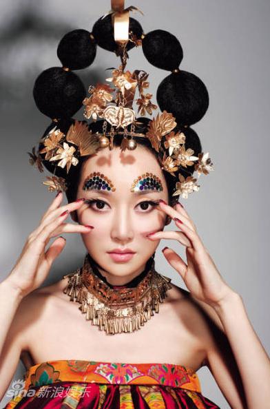 21岁爆红,24岁走出国门,32岁跌落神坛,萨顶顶到底经历了什么?