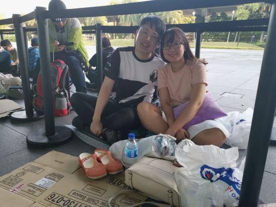 美国宣传华为手机,美国排队购买华为手机