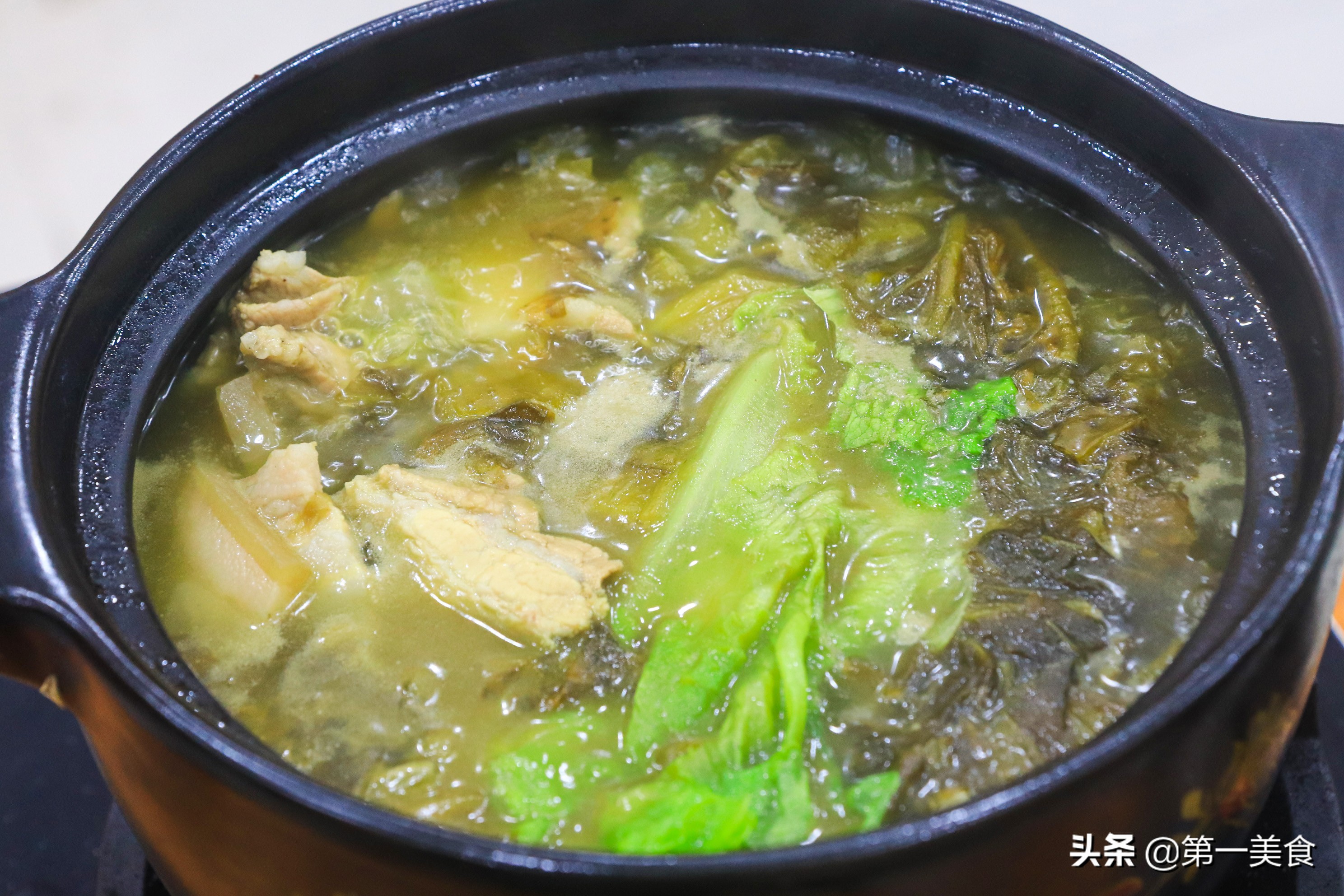 厨师做酸菜炖肉,大厨酸菜炖五花肉家常做法东北