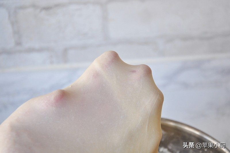 香蕉变黑别着急扔,加点面粉拌一拌,做面包,香甜松软,味道独特