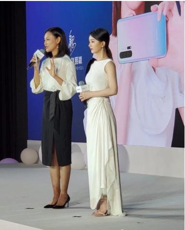 赵丽颖白西装秀身材,赵丽颖穿黑色连衣裙机场照