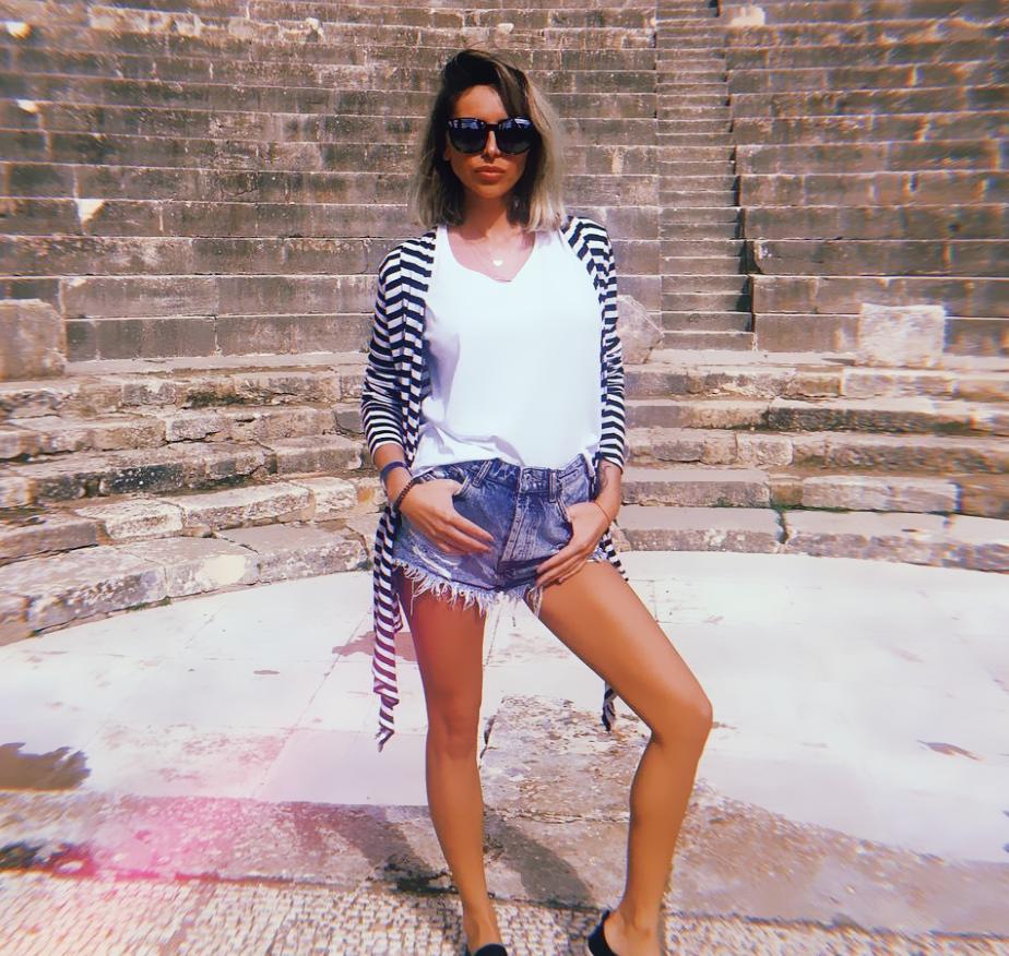 俄罗斯性感女王温柔和坚毅的融合，休闲+简约+高贵的多种穿搭风