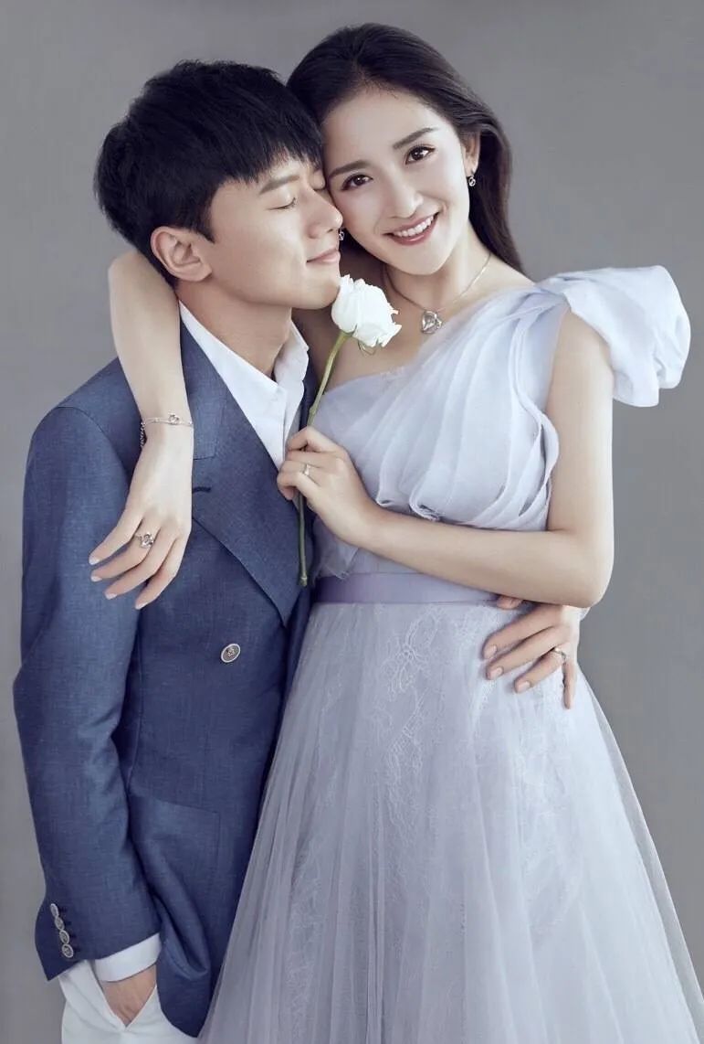 直播时孕吐、小腹臃肿不敢玩游戏、突然取消工作，谢娜真怀孕了？