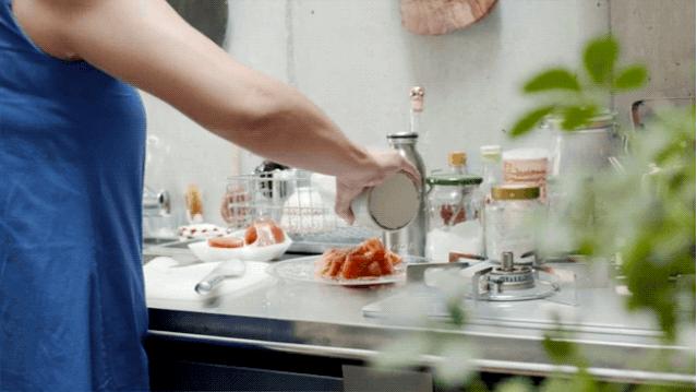 耗资80万建造豪宅出租给退休夫妇,她用14年建400平米花园