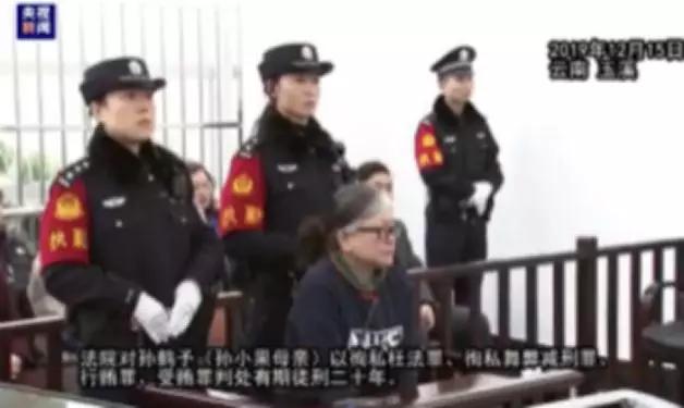 上海一男子持刀砍人，民警开枪击伤并送医