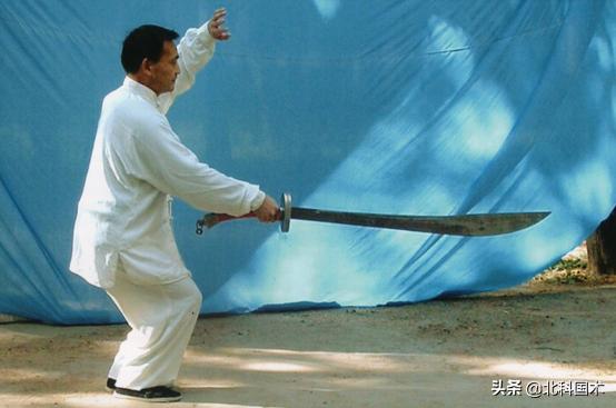 “拧腰”为“松腰”“提肛”必“顶悬”——点破八卦掌身法（下）