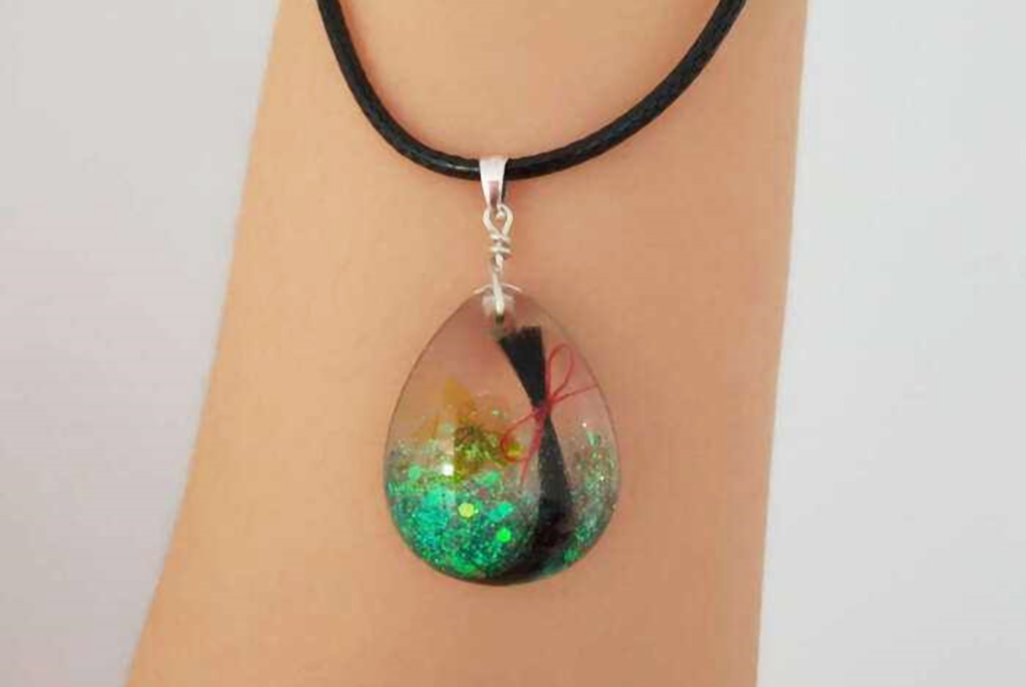 奶奶给孩子剃眉毛,给孙女剃光眉毛