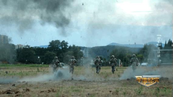 被奶狗偷亲也不能动！淡定背后，军人们经历了啥……