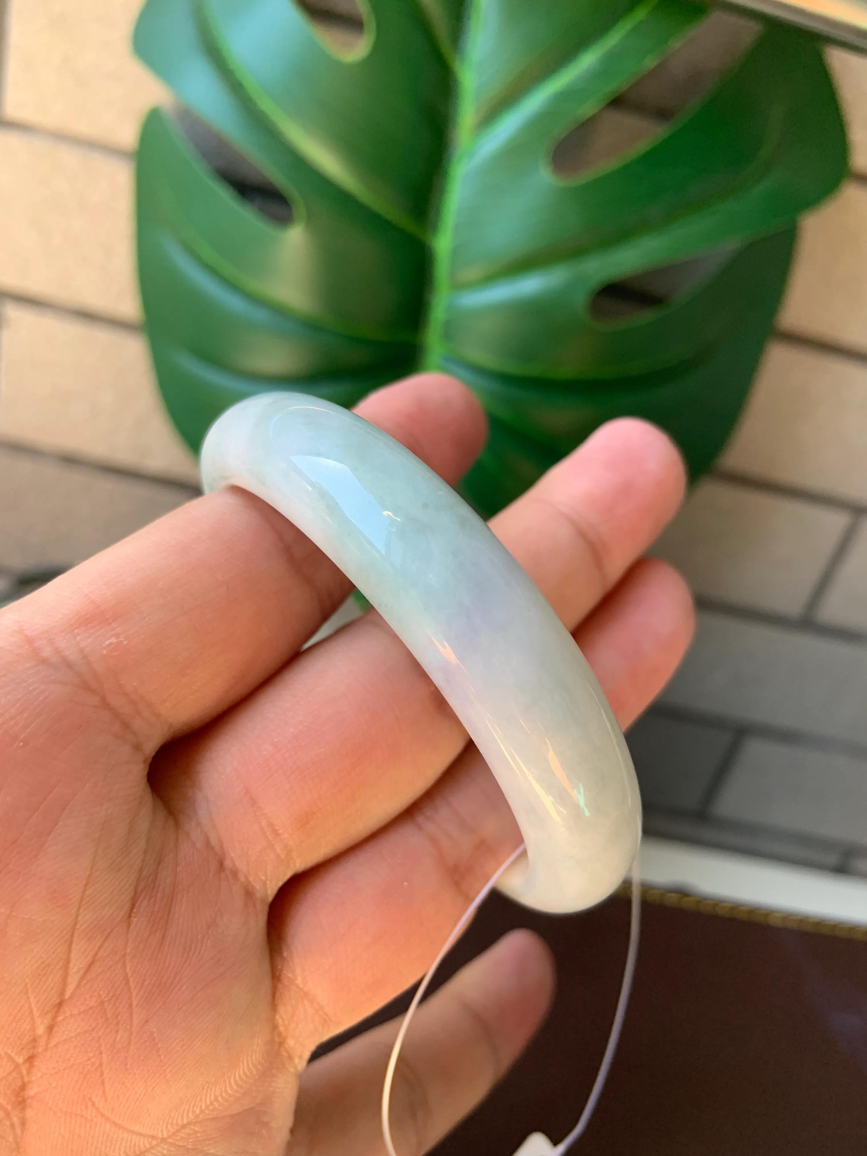 糯化种翡翠手镯有裂什么价格,糯化种戴黄翡手镯大概多少钱