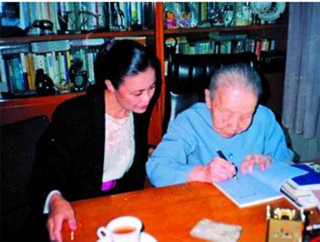 铁凝:34岁还没找男朋友,冰心说不要找要等!然后50岁才结婚