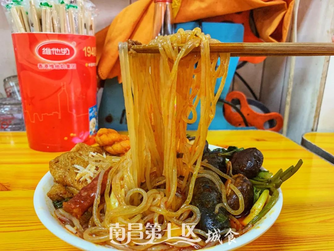 在民德路开了16年的水煮店，花甲肉腰子鸡脚都是心头好|城食19