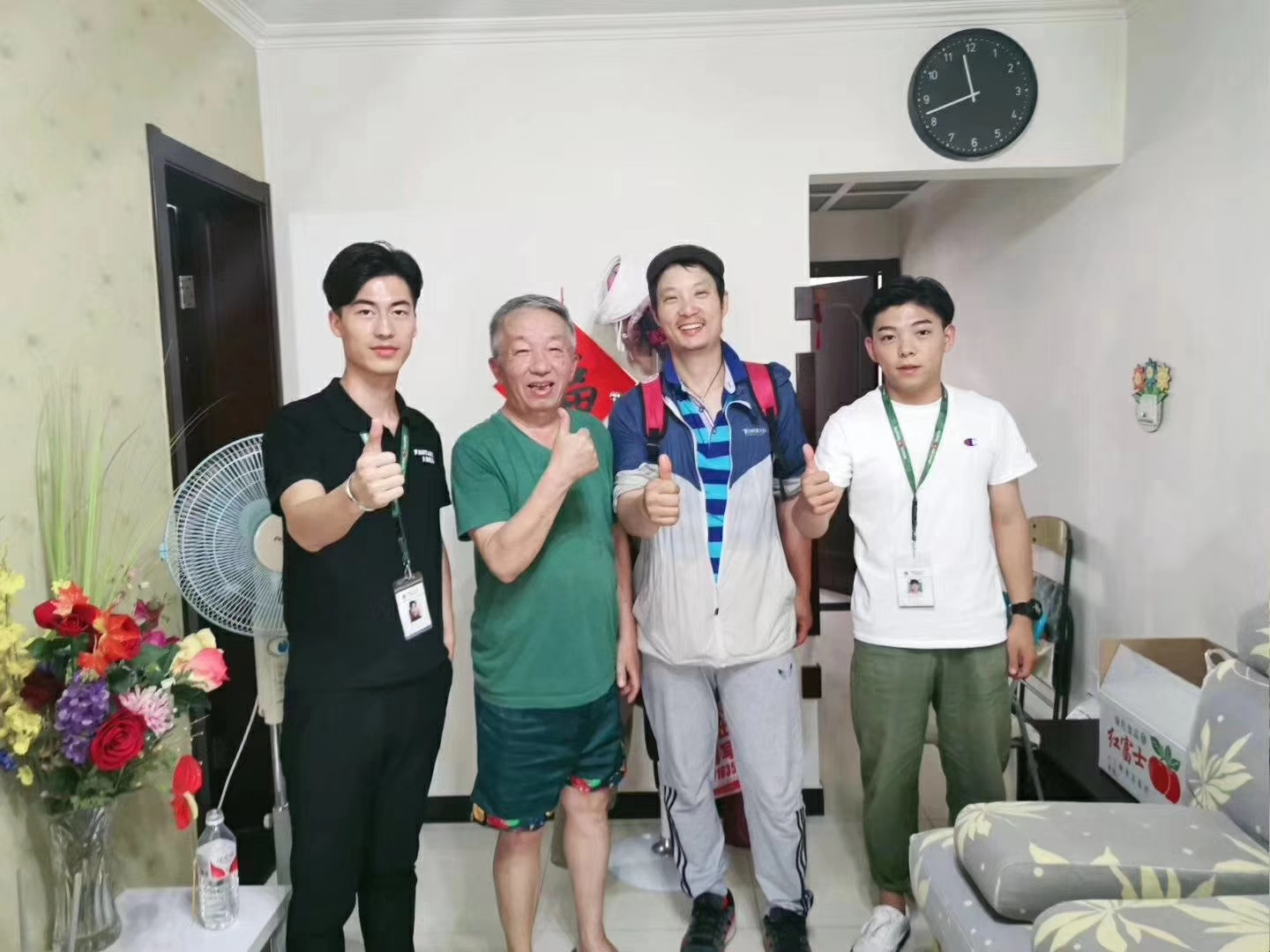 走进百家社区义服千户居民——重阳节今朝装饰社区服务行