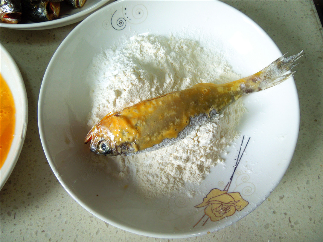 家常小黄鱼油炸,小黄鱼做法少油