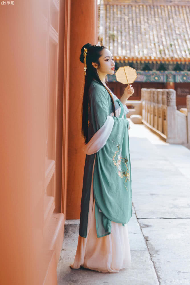 故宫拍宫廷写真照,故宫里拍照的女人