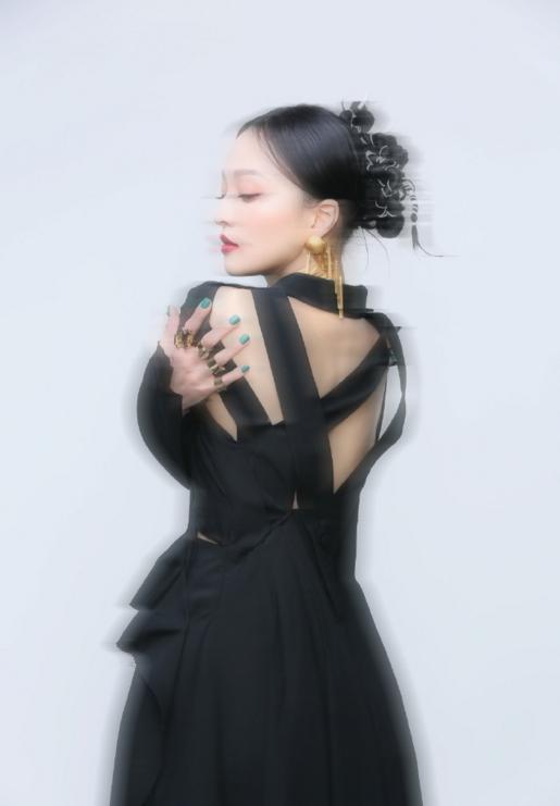 张韶涵白色露脐装搭配黑色长裙,张韶涵最新机场秀穿了黑白配