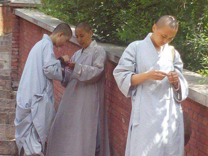 为什么寺庙里很多年轻人做和尚,年轻人不努力去寺庙