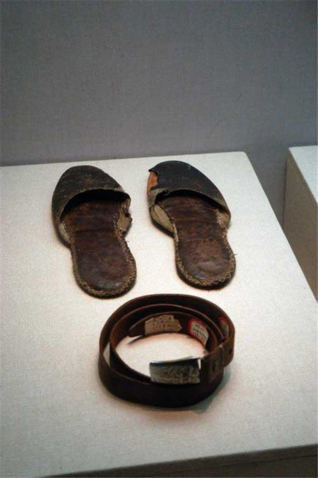 毛主席的旧鞋,鞋匠都不愿意再补:“这鞋都这么破了还补什么?”