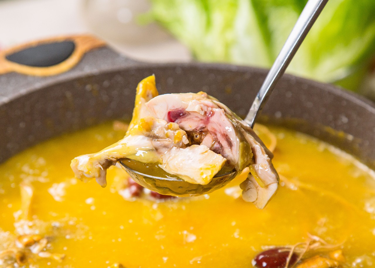 降温了适合吃点什么,一锅鲜香软嫩的花胶鸡火锅