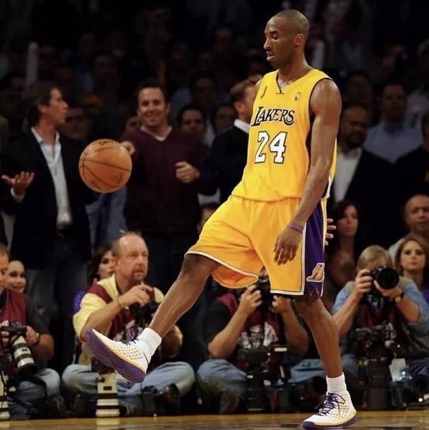 科比生涯最高分穿什么鞋,科比五名人堂配色nba上脚