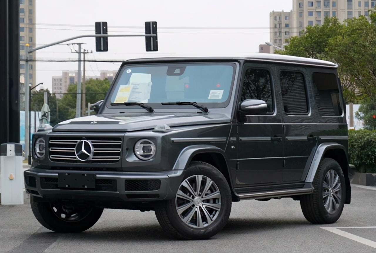 女子第一次坐奔驰大G，小腿被排气管烫伤：连我爸的摩托都不如