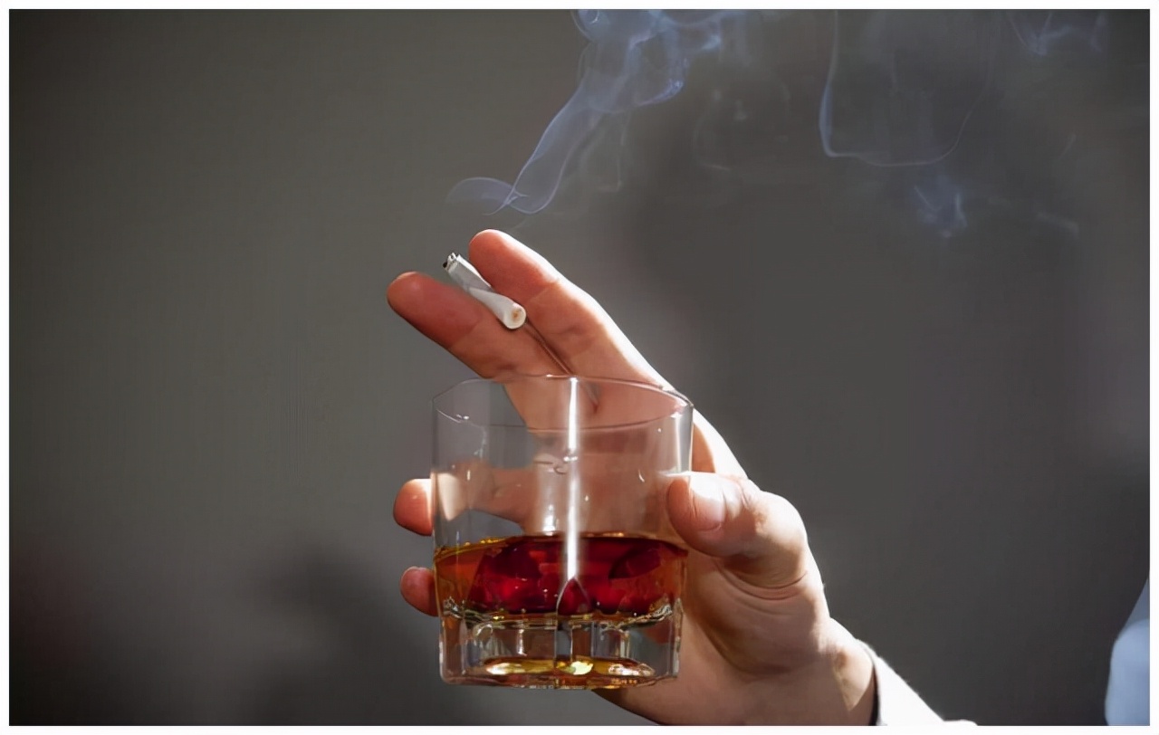 老年人睡觉嘴里发干怎么回事,黑夜睡觉嘴里发干并苦啥原因