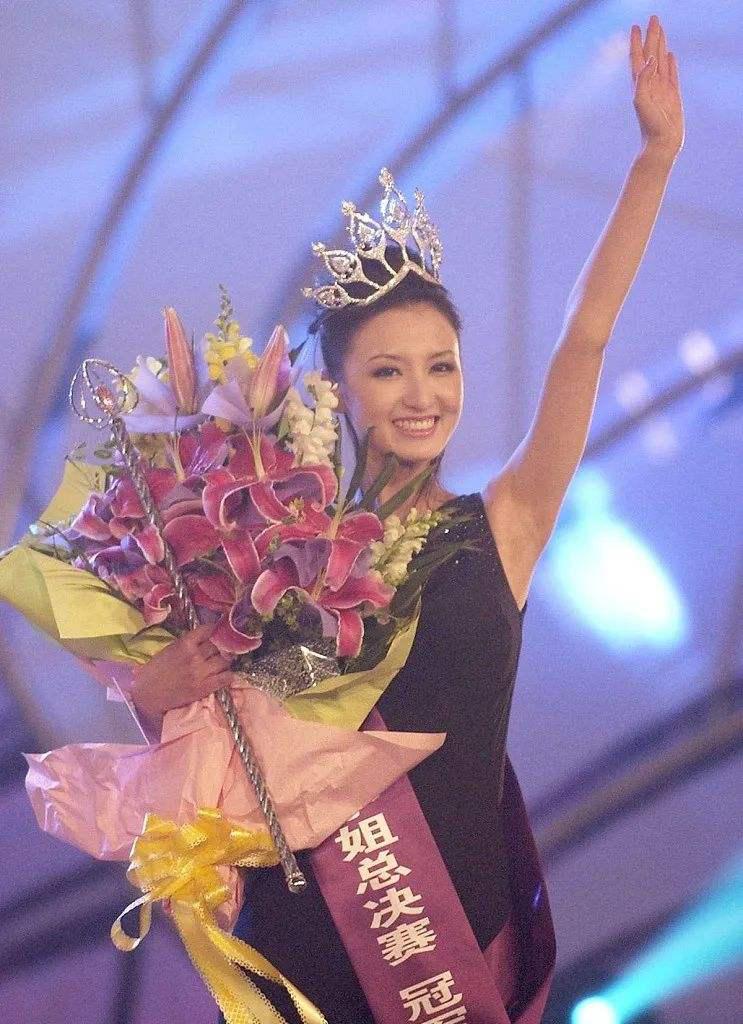 39岁张萌走红毯，单薄上衣靠一根肩带支撑，意外断裂匆忙离开