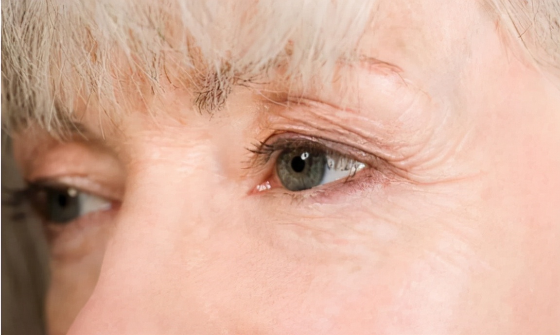 眼睛疼前面有黑点出现,眼睛前面总有黑点在飘是什么原因