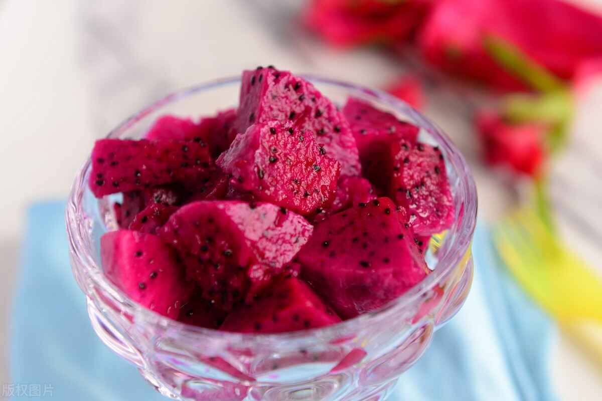 误食口香糖粘在喉咙,误食口香糖卡在肠胃里怎么办