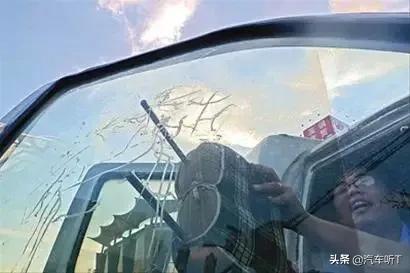 开车时窗户开着掉水里怎么自救,开车掉进水里怎么逃生