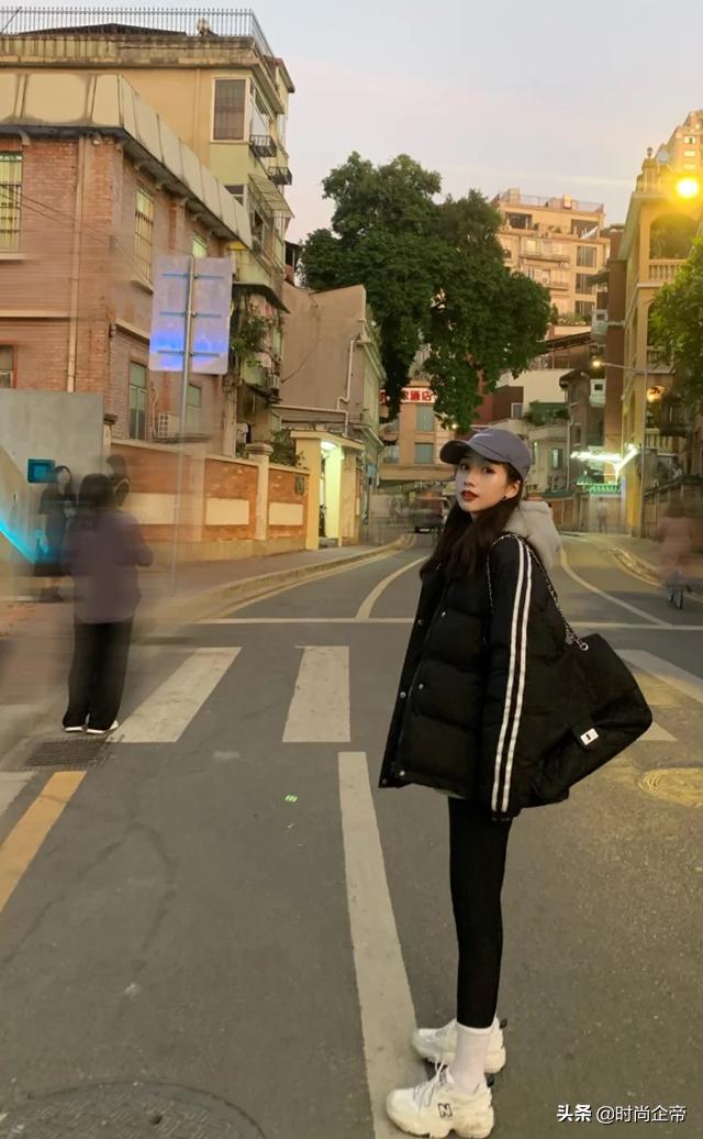 最近爆火的鲨鱼裤这样穿更时髦,今年流行的鲨鱼裤保暖