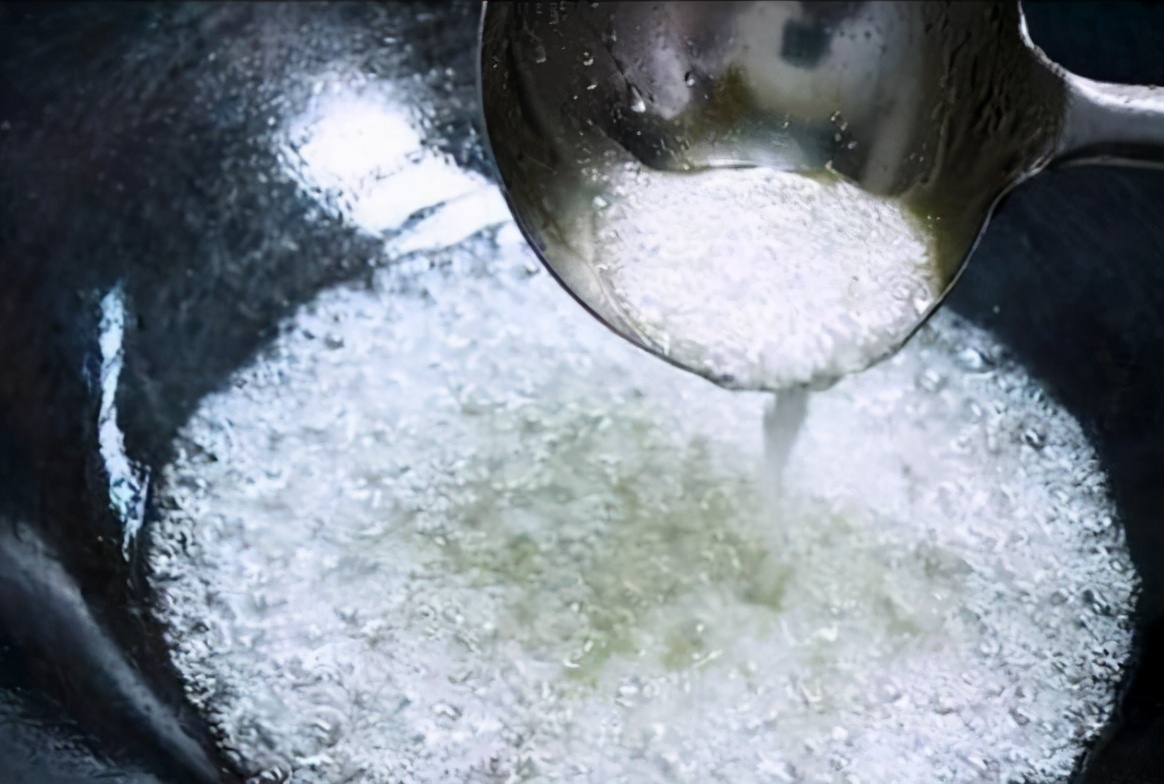 颗粒冰糖怎么炒糖色不苦,炒糖色刚下去就糊了