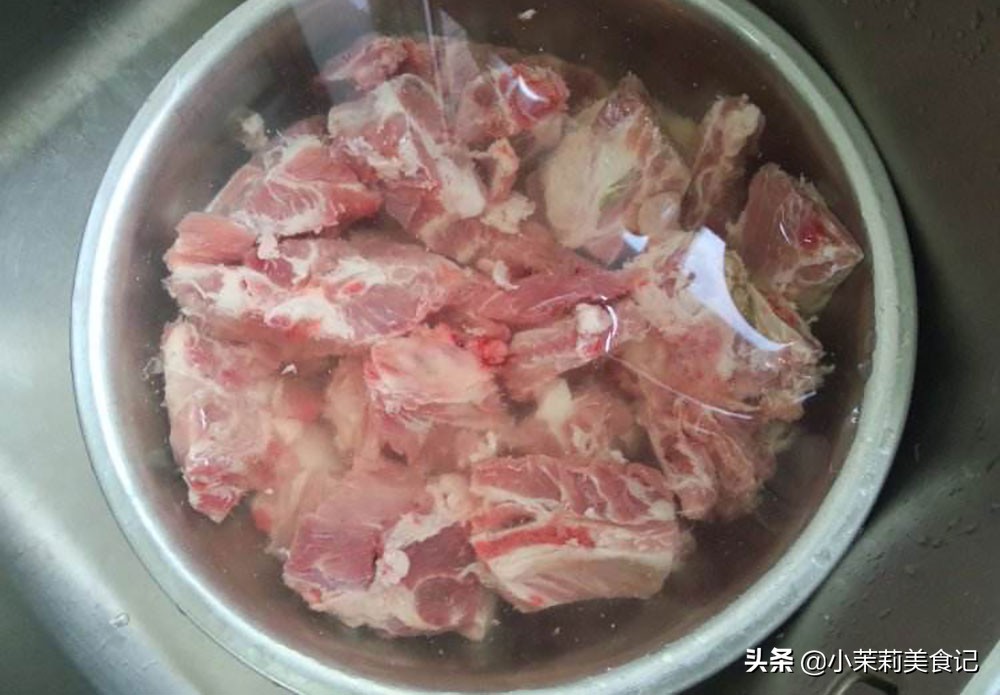 炖排骨前千万别焯水教你正确做法,炖排骨焯水放不放料酒