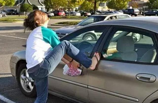 车钥匙被锁车内咋办？老司机：傻子才砸玻璃，聪明人都这么做