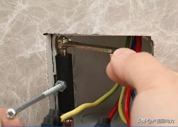 电器插座松动接触不良怎么处理,插座面板插头松动了不拆怎么解决