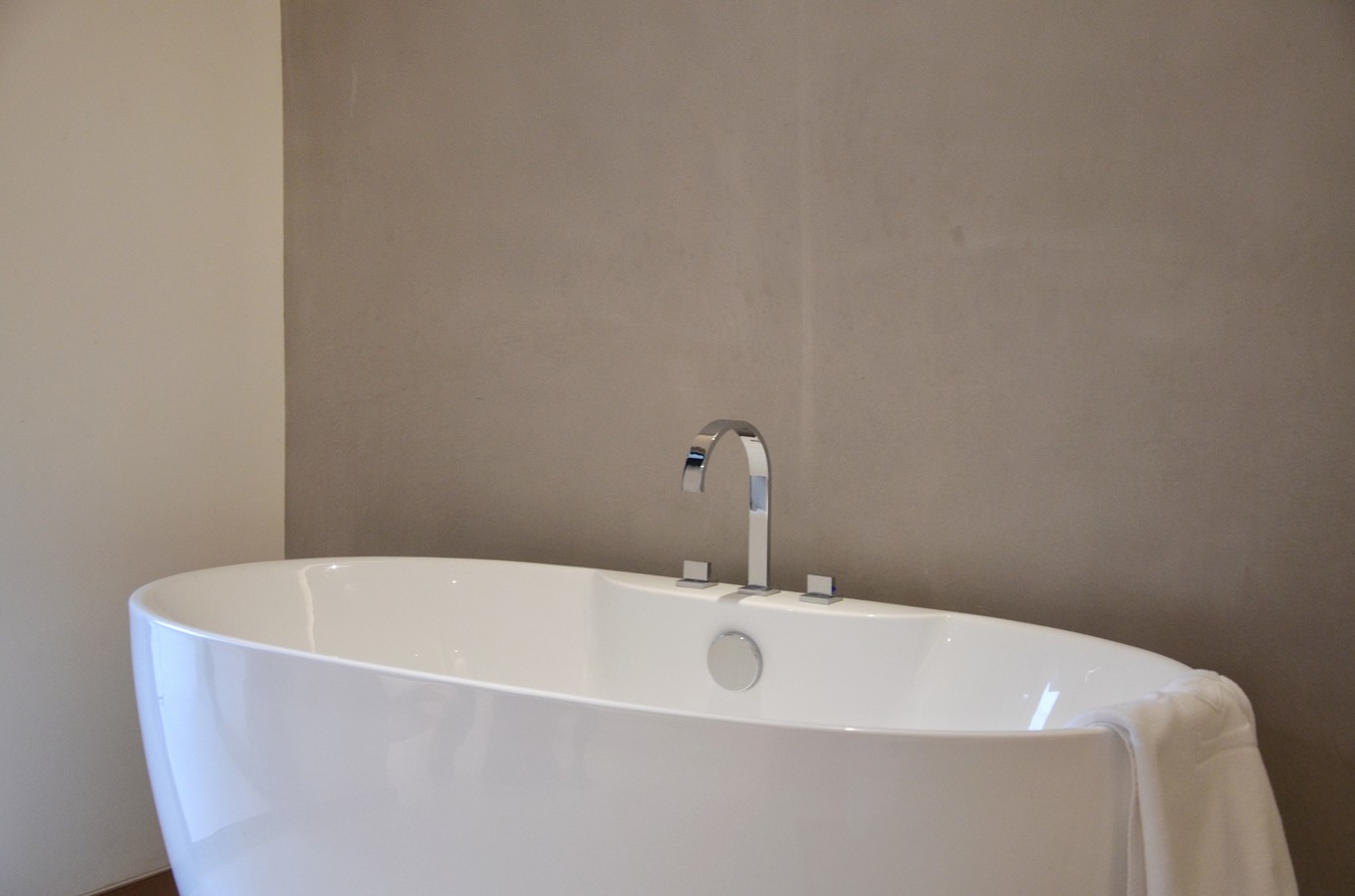 一座白楼，青山环绕，云卷雾舒～享受在莫干山野的娴静自由