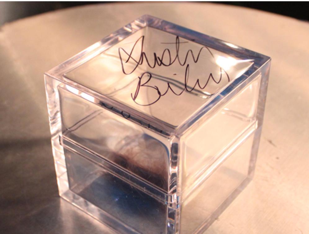 明星遗物被炒出,把明星礼物转卖