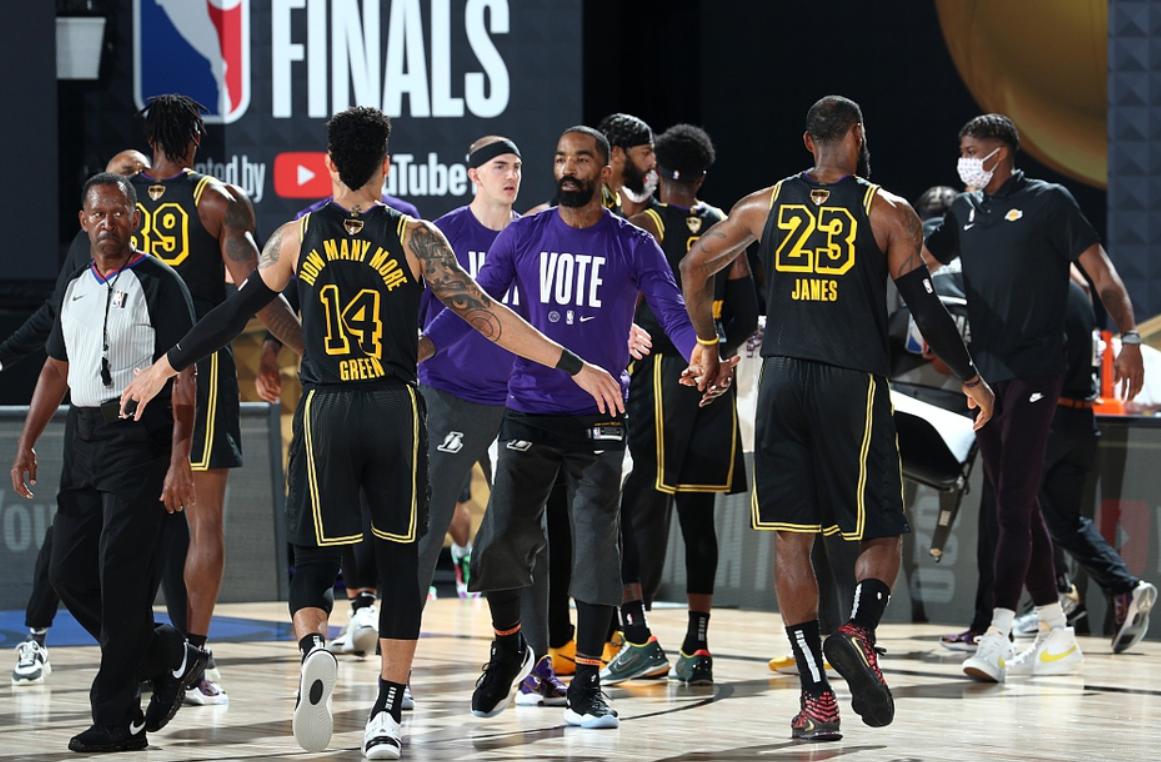 詹姆斯赛后与热火球员拥抱,詹姆斯赛后拥抱热火