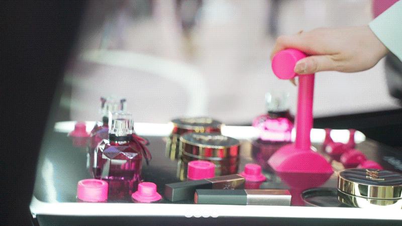 YSL直升机狂爱来袭，带你穿越巴黎，“上天”告白